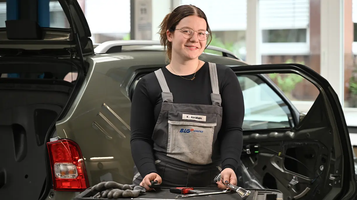 Eine Automechanikerin (Foto)