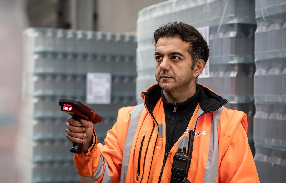 A man scanning cargo (Photo)