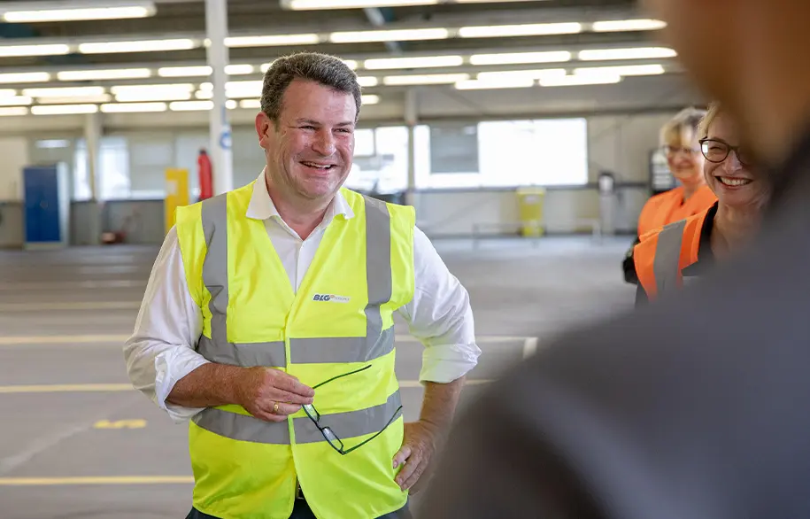 Bundesarbeitsminister Hubertus Heil in BLG Logistics Warnweste (Photo)