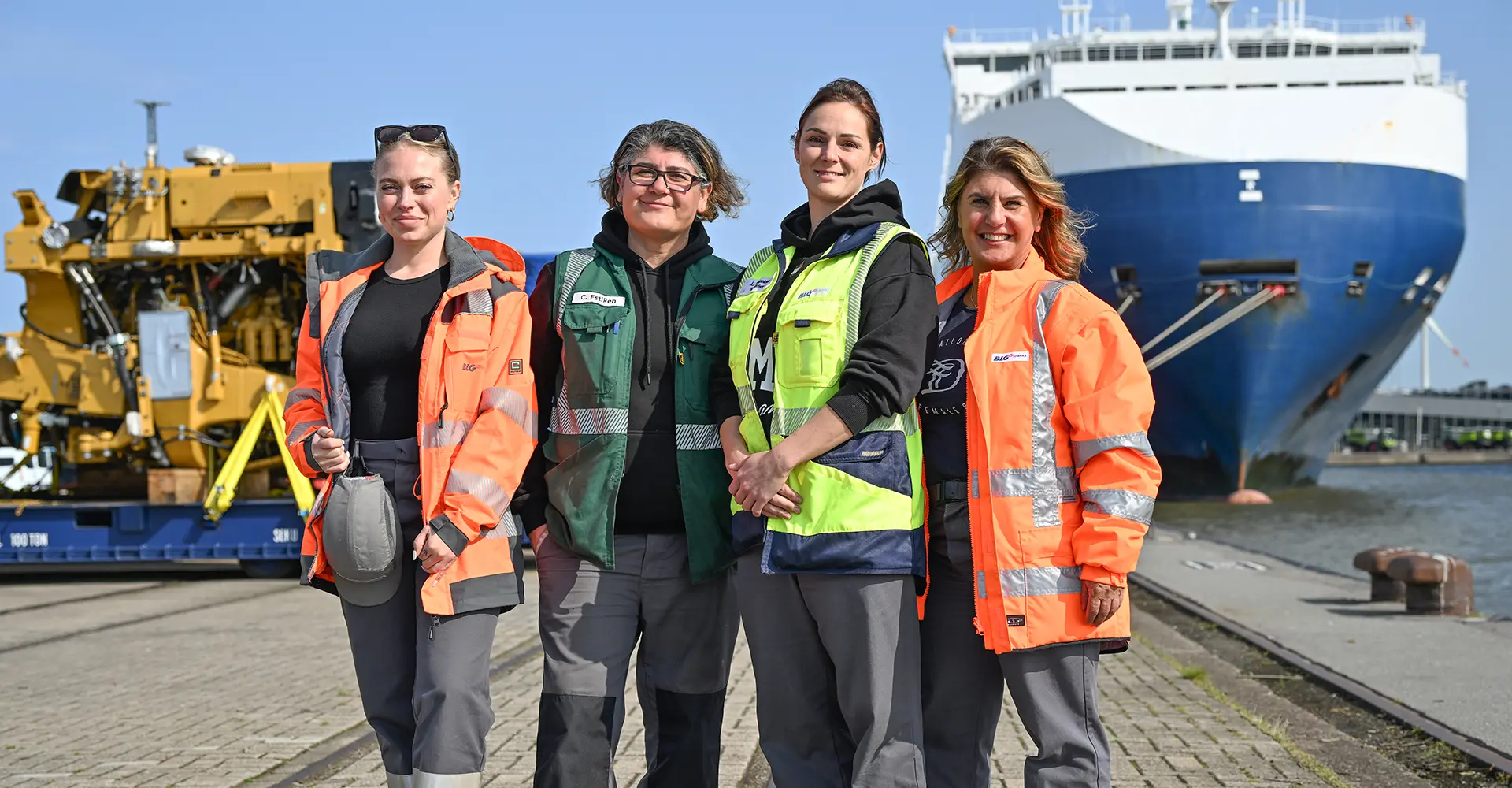 Four women in work clothes at the harbor (Photo)