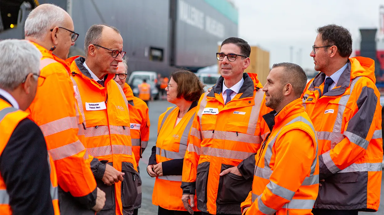 Personen am Hafen in orangen Westen kommunizieren (Foto)