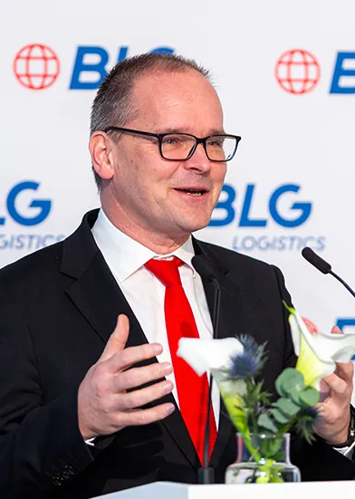 Grant Hendrik Tonne am Rednerpult (Foto)