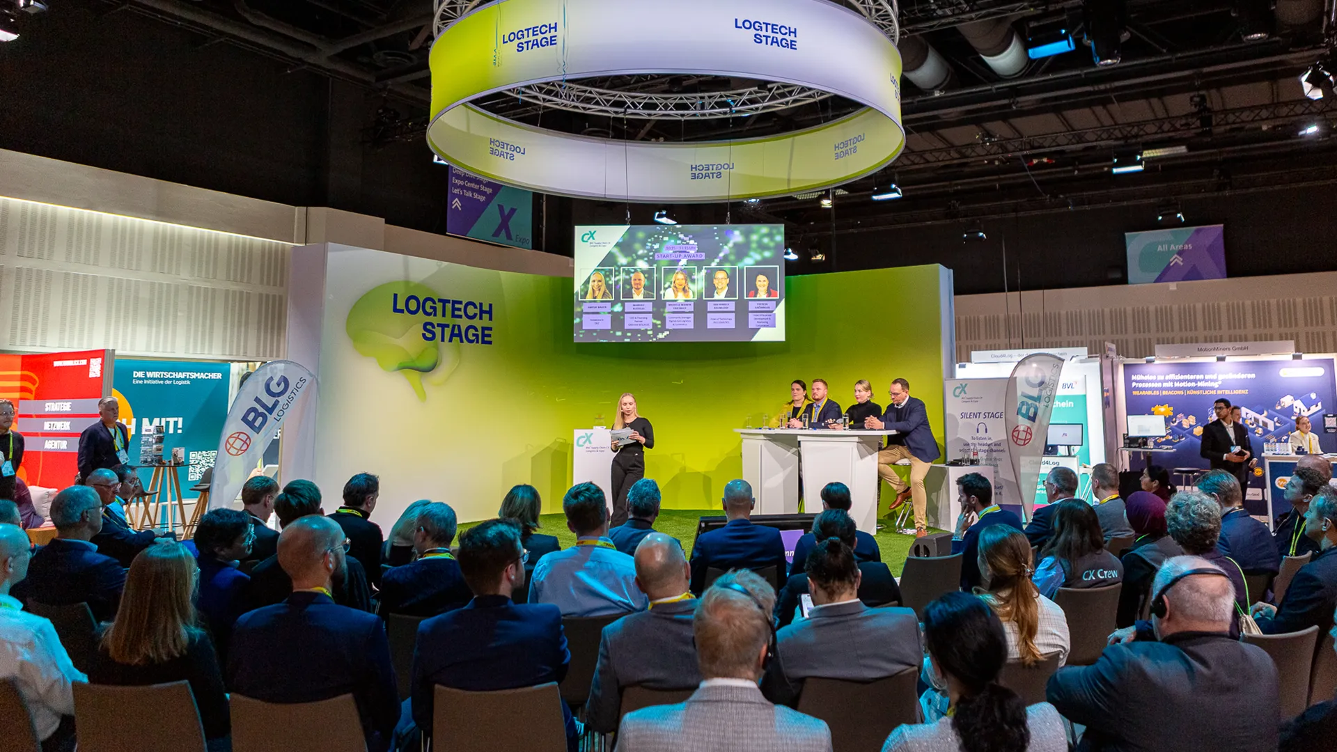 BVL Start-up Award, Grüne Bühne mit Screen und Publikum (Foto)