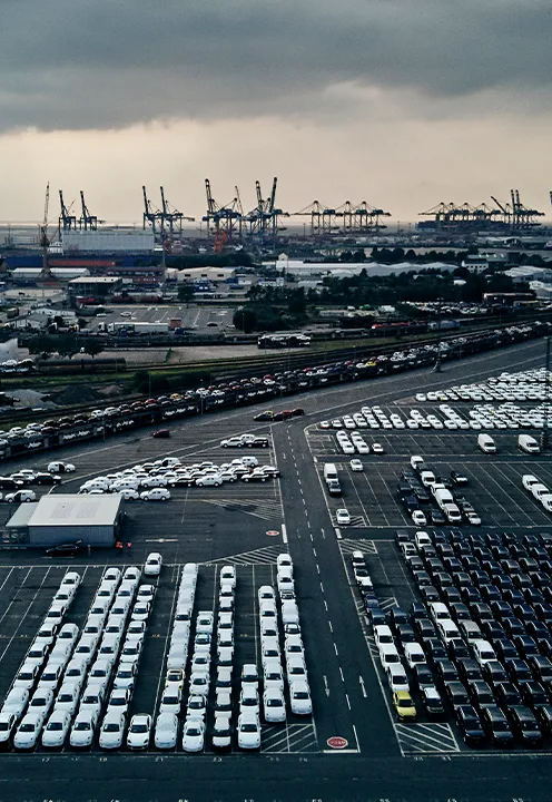 Luftaufnahme vom Hafen mit viel Parkmöglichkeit und vielen Fahrzeugen (Foto)