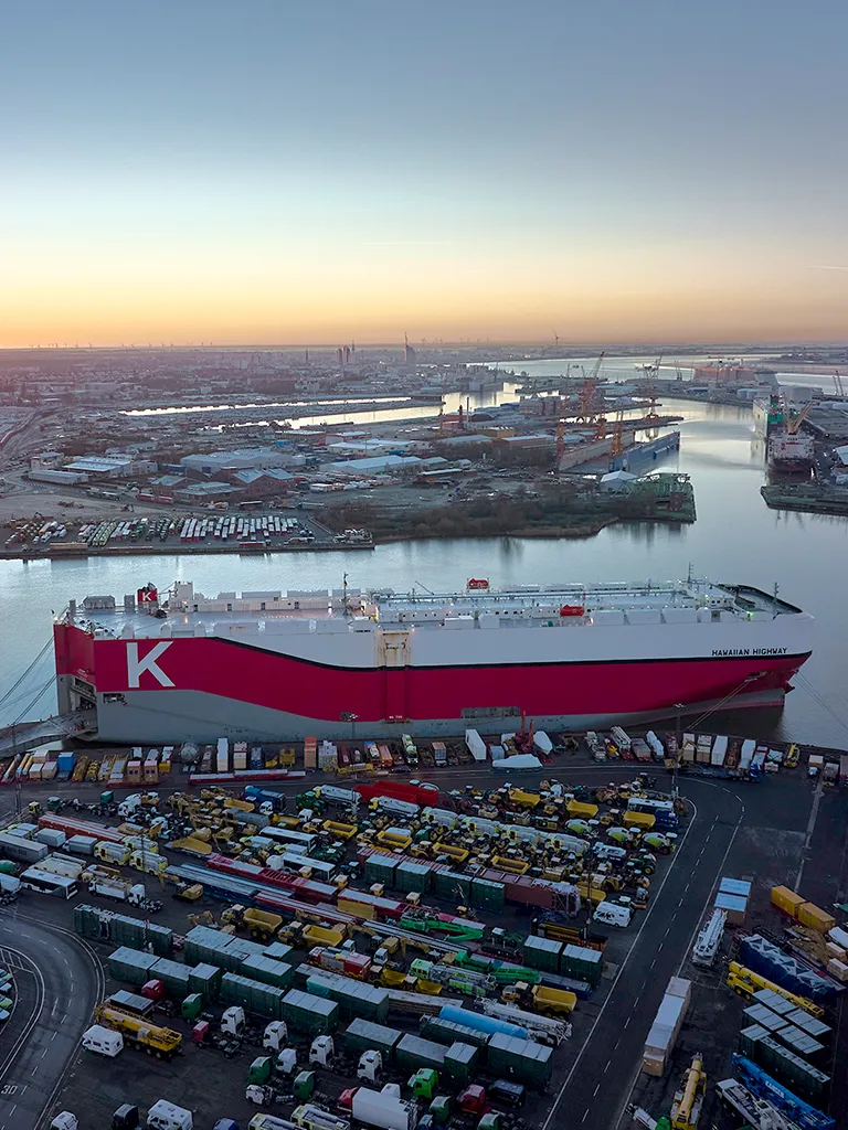 Luftaufnahme vom Hafen mit Sonnenuntergang (Foto)