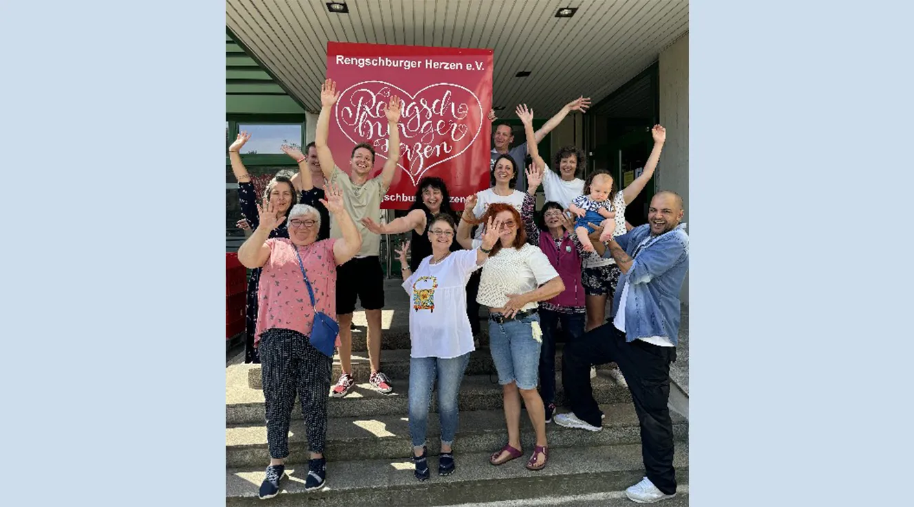 Fröhliches Gruppenfoto mit in die Luft gehobenen Händen (Foto)