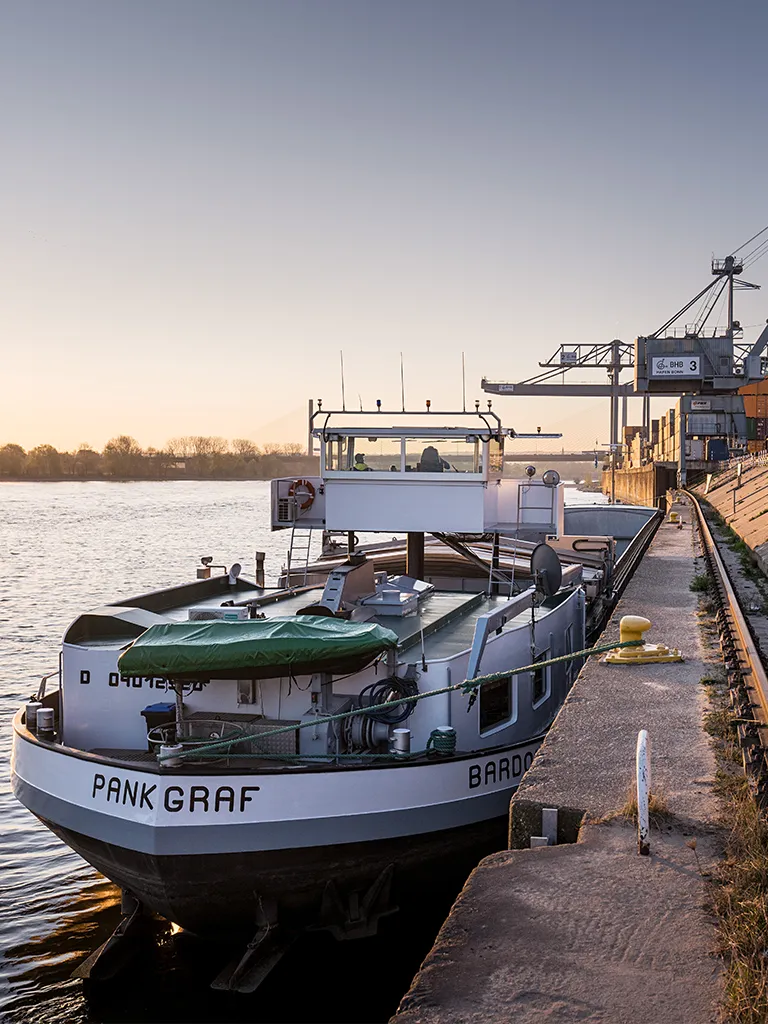 Boot am Hafen mit Sonnenuntergang (Foto)