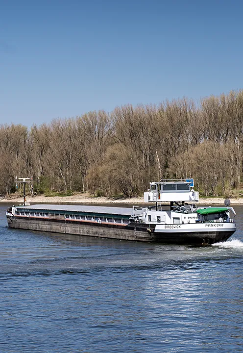 Binnenschiff am Fluss (Foto)