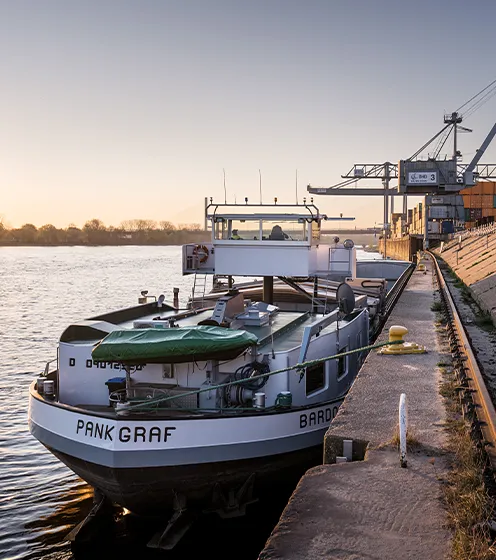 Vorschaubild, Boot am Hafen mit Sonnenuntergang (Foto)
