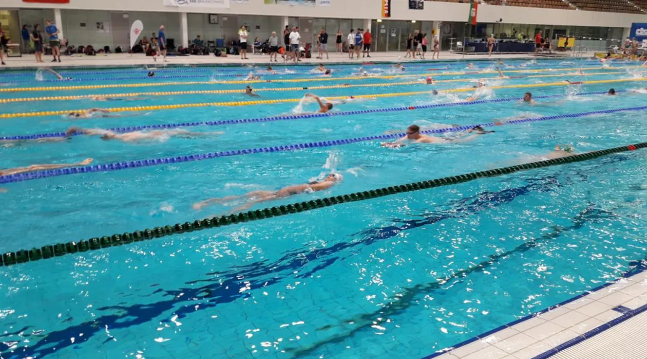 People doing long-distance swimming in a swimming pool (Photo)