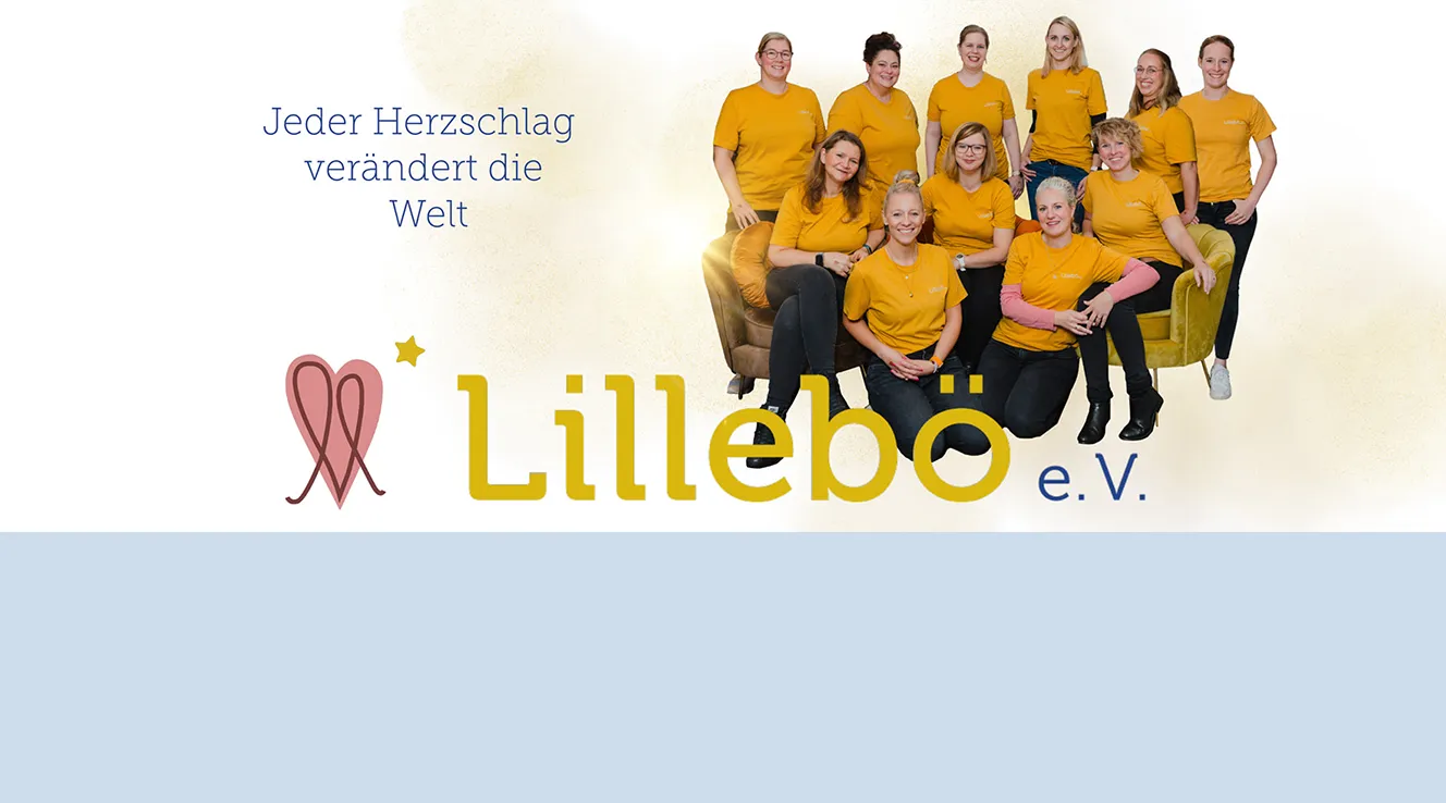 Lillebö group photo in orange T-shirts with logo lettering (Photo)