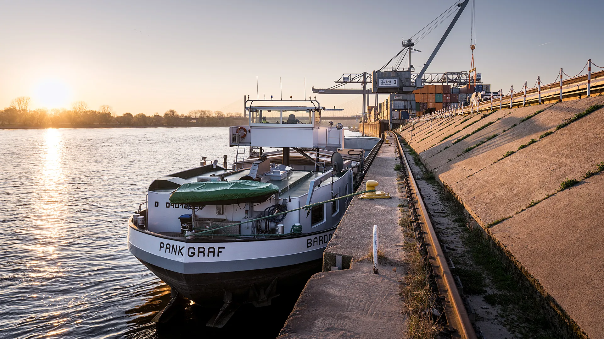 Boat at the harbor at sunset (Photo)